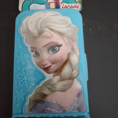 Boite d'activité reine des neiges neuf coloriage, autocollant et feutres